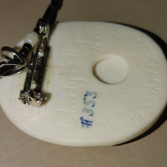 Brooch Pendant Liberty Bell Ceramic Porcelain Penny Sanford 353 Glass Necklace - Picture 12 of 14